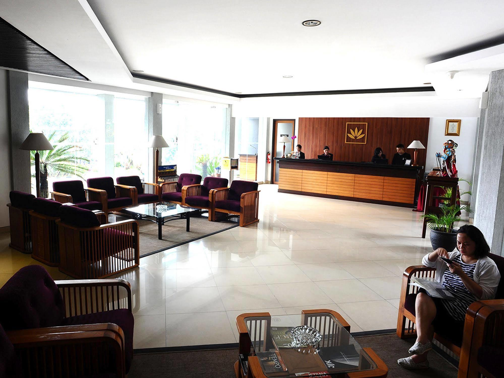 Gumilang Regency Hotel Bandung Exterior foto
